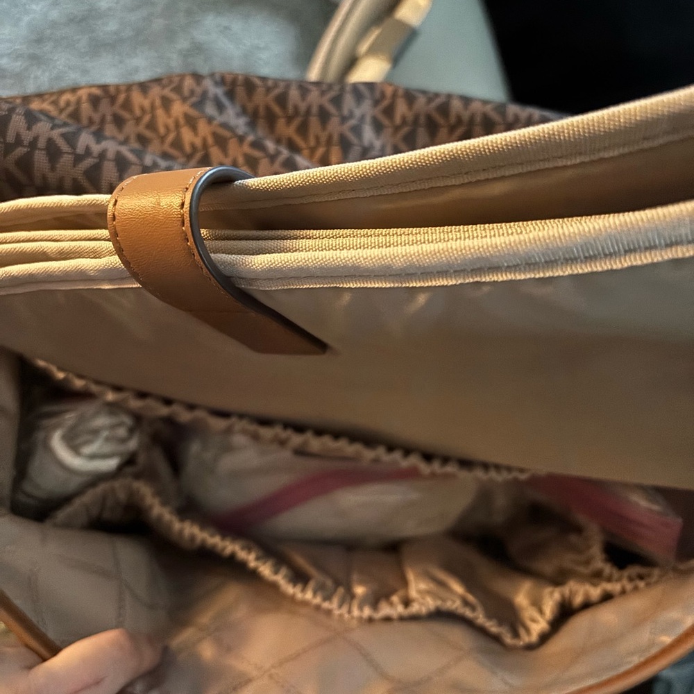 Michael Kors Brown Messenger Bag Elegant Design - Picture 2 of 4
